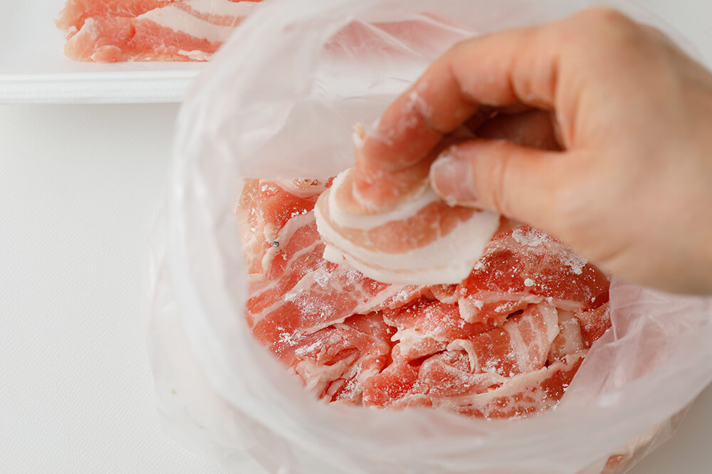豚肉は食べやすい大きさに切り、表面の水分をふきとり、塩、こしょう、小麦粉を全体にまぶしておく。